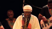 Roger Kom en live et son saxo - Jazz band Afrobeat