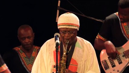 Roger Kom en live et son saxo - Jazz band Afrobeat