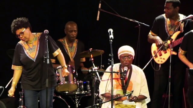 Roger Kom en live - Jazz band Afrobeat