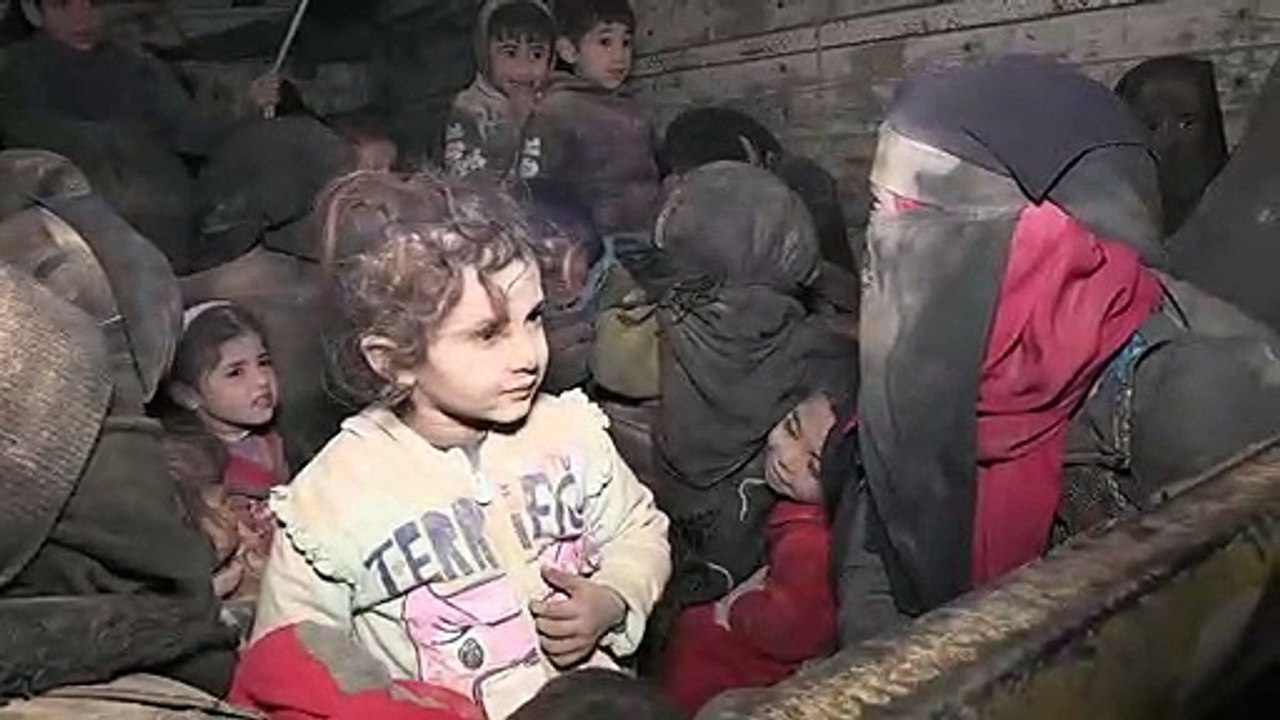 Families flee bombardment and hunger in last Syria IS pocket
