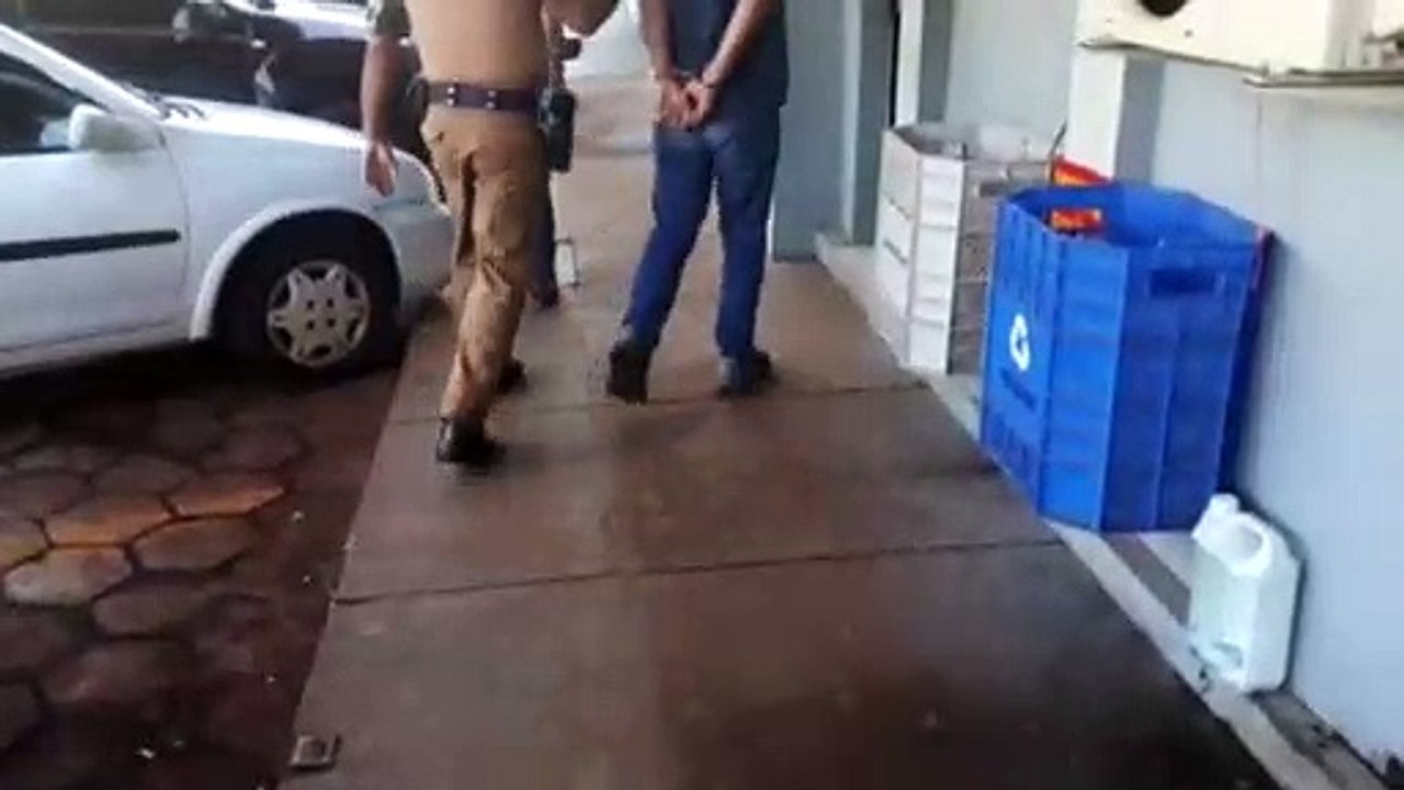 Homem é detido após tocar em jovem no transporte coletivo