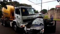 Carro e caminhão batem em cruzamento do Bairro Country