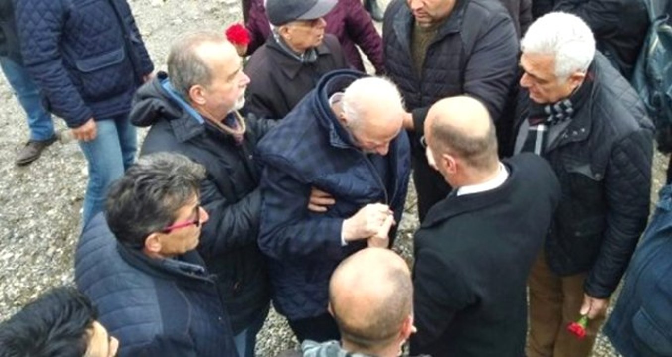 Tören Sırasında Fenalaşan Atatürkçü Düşünce Derneği Başkanı'na İlk Müdahaleyi AK Parti'li Belediye Başkan Adayı Yaptı