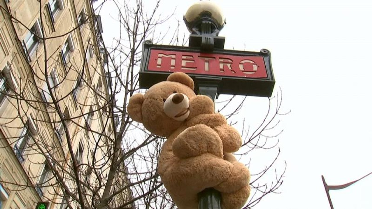 1 m 40 große Teddybären bringen Paris zum Schmunzeln