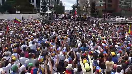 Los venezolanos se debaten entre "dos presidentes"