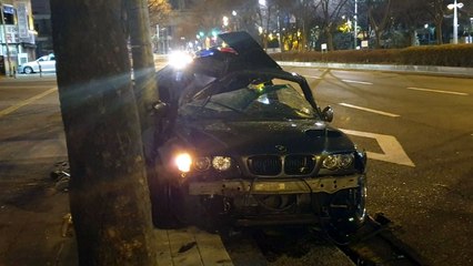 부산서 승용차가 가로등 들이받아...운전자 등 구조 / YTN