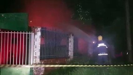 Casa pega fogo no Bairro Pioneiros Catarinenses