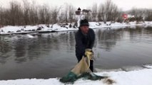 Eksi 20’de buz gibi suya aldırış etmeden balık avlıyorlar