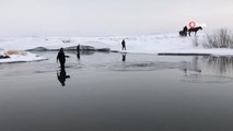 Eksi 20'de Buz Gibi Suya Aldırış Etmeden Balık Avlıyorlar