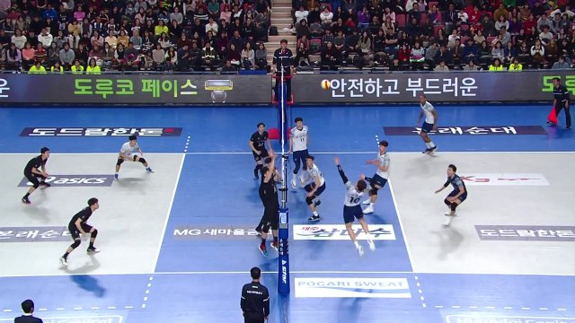 우리카드, 선두 현대캐피탈 잡고 2위 도약 / YTN