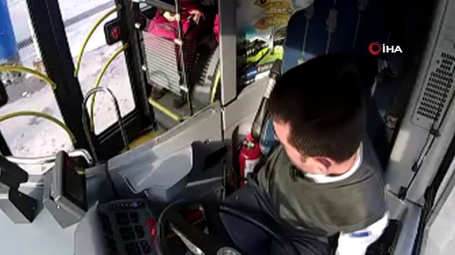 Bayılan çocuk için halk otobüsünü hastaneye sürdü