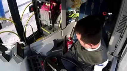 Bayılan çocuk için halk otobüsünü hastaneye sürdü