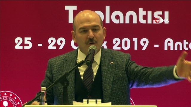 İçişleri Bakanı Süleyman Soylu: Olayın organizatörü de, suç örgütü lideri de dün akşam saatlerinde Sabiha Gökçen Havalimanı'ndan yurt dışına kaçarken enselenerek gözleri bağlı bir şekilde Erzurum'a getiri