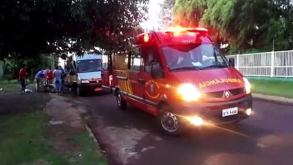 Mulher cai ao descer de veículo e sofre lesão na perna