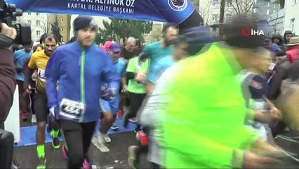 Yüzlerce kişi yağmura rağmen Uğur Mumcu için koştu