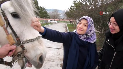 Öğrenciler tatilde at binerek stres atıyor