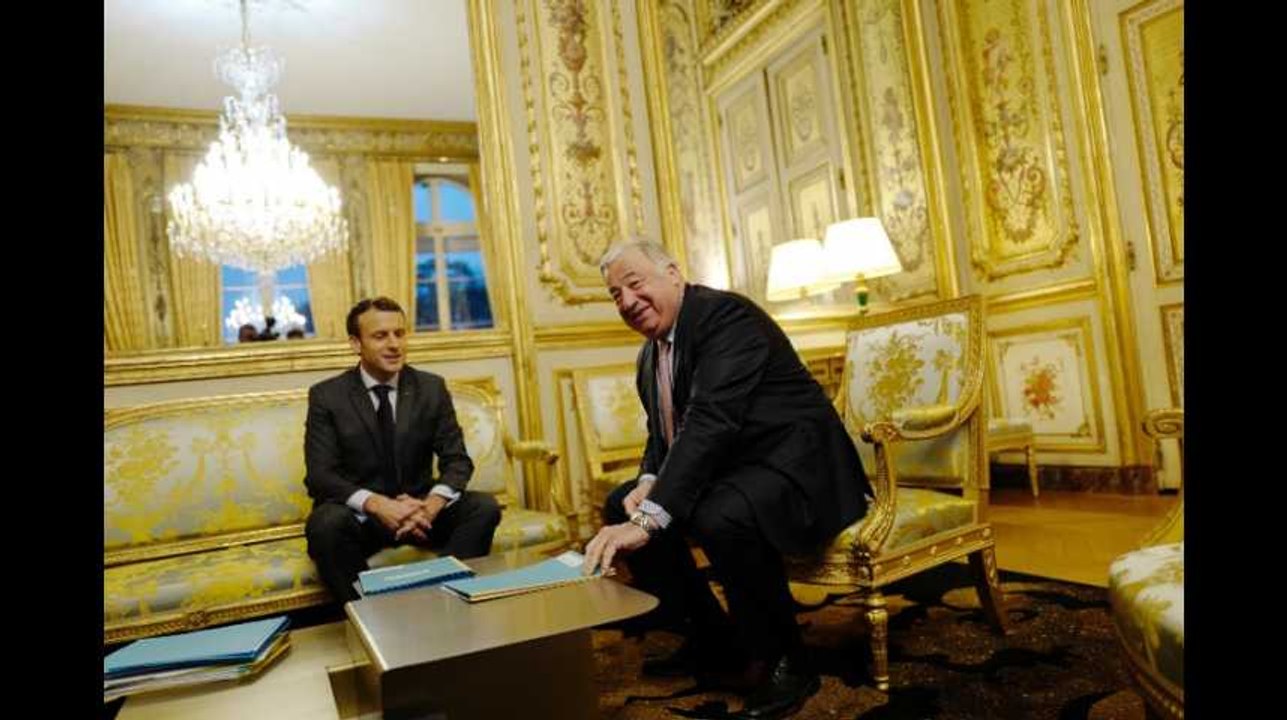 Emmanuel Macron, inquiet, à Gérard Larcher : "Vous ne me lâchez pas, hein?"