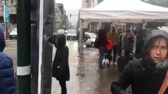Marche pour le climat à Bruxelles: une centaine de manifestants devant le 16 rue de la Loi