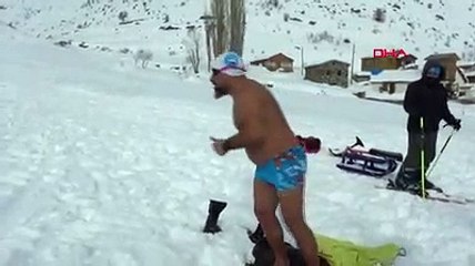 Soğuğa meydan okudu, kar üstünde yüzdü