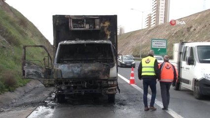 İzmir'de Seyir Halindeki Kamyonet Küle Döndü