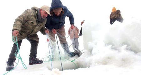 Ekmek Parasını Buzun Altından Çıkarıyorlar