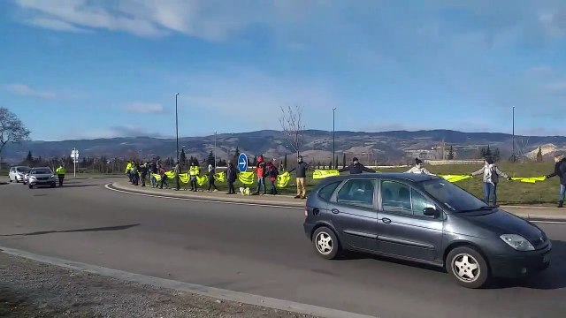 Les gilets jaunes font une chaîne humaine au niveau du péage de Valence Nord