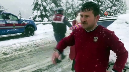 Yoğun kar yağışı ulaşımı olumsuz etkiledi... Araçlar yolda mahsur kaldı