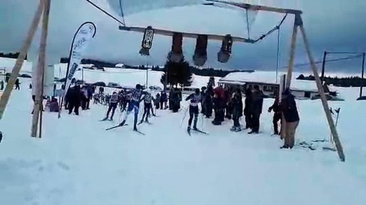 Le passage des premiers concurrents sous les célèbres clarines comprises au premier ravitaillement de chapelle-des-bois