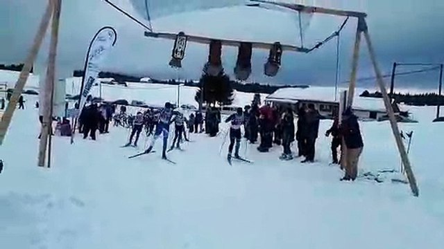 Le passage des premiers concurrents sous les célèbres clarines comprises au premier ravitaillement de chapelle-des-bois
