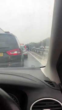 Ces juifs dansent sur l'autoroute dans un embouteillage !