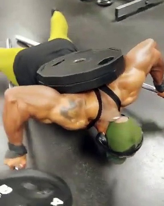 Musculation la plus dure du monde : pompes avec des kilos dans le dos