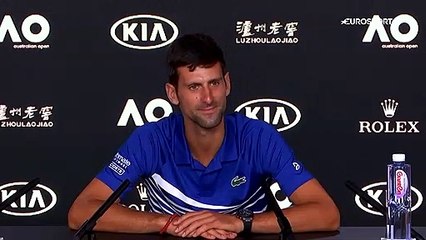 Fou rire en conférence de presse après l'imitation d'un journaliste par Djokovic