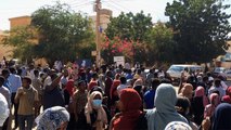 السودانيون يعتصمون في الميادين ويطالبون النظام بالرحيل
