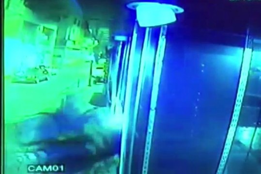 Motosikletli Kurye İş Yerinin Camından İçeri Böyle Girdi