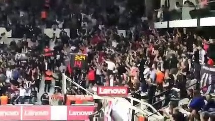 Bazıları kupalara - Bazıları şampiyonluğa - Bizim bu büyük aşkımız - Sadece Beşiktaşımıza - Şampiyon olmasan bile - Seveceğiz seni yine de - Sen bizi