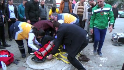 Motosiklet ile otomobilin çarpışma anı kamerada: 2 Yaralı