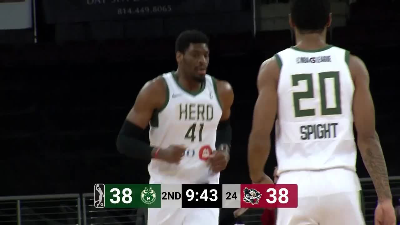 Shevon Thompson with the huge dunk!