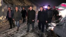 Hakkari-Van karayoluna çığ düştü, onlarca araç yolda mahsur kaldı