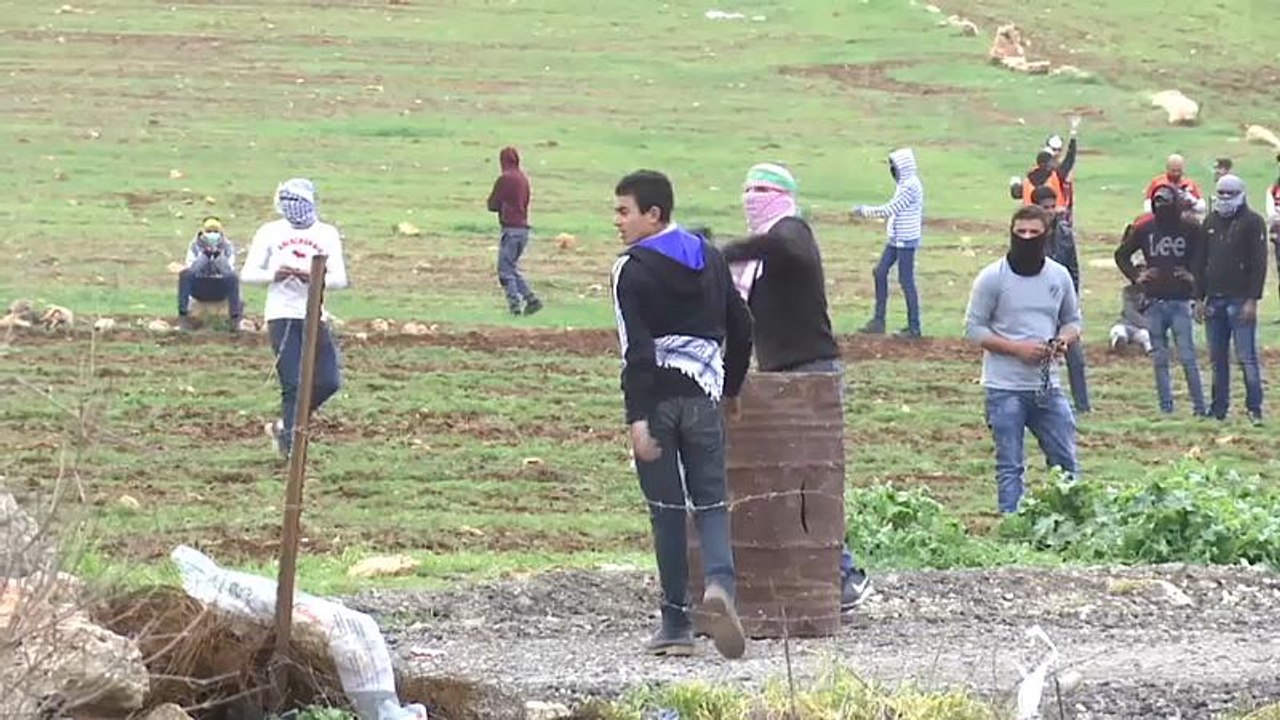 شاهد: فلسطينيون ينتفضون في الضفة الغربية إثر قت...