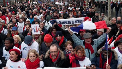 Gegner der Gelbwesten machen mobil: 10.000 "Rote Schals" in Paris