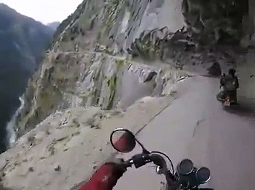 Ces bikers risquent leur vie sur des routes extrêmes en inde... Terrifiant