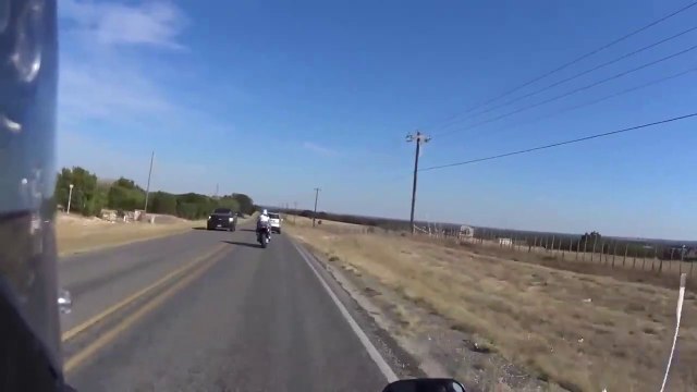 Quand un chauffard percute intentionnellement une moto et s'en moque complètement!