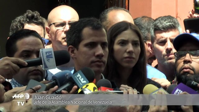 Guaidó ofrece amnistía a militares y Maduro les pide lealtad
