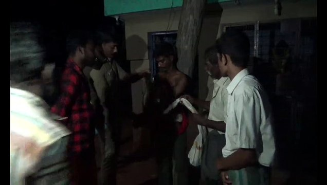 கோவில் உண்டியலை உடைத்து திருட முயன்ற வாலிபரை பொதுமக்கள் பிடித்து தர்ம அடி கொடுத்தனர் -வீடியோ