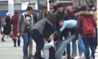 Taksim'de tekme tokat kavga