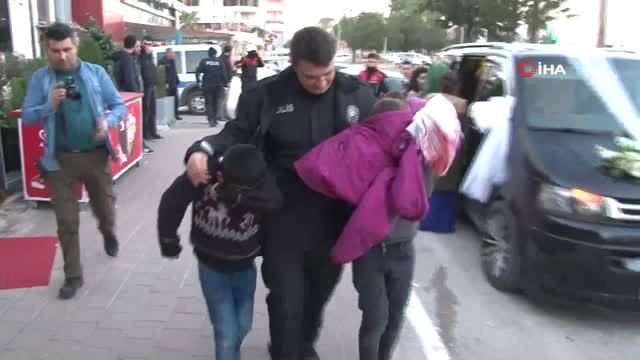 Dilenci Çocuklar Bahşiş Alamayınca Gelin Arabasının Camını Kırdı