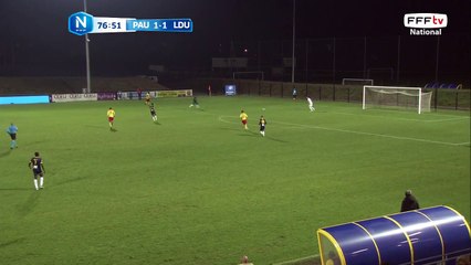 La frappe de JARJU  est contrée par un défenseur de Lyon.