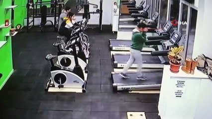 Acemi sporcuların koşu bandından düştüğü anlar kamerada