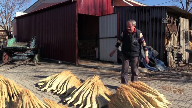 Yarım asırlık süpürgeci mesleğini yaşatmaya çalışıyor - EDİRNE