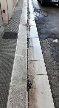 Manto stradale danneggiato in via Marsala